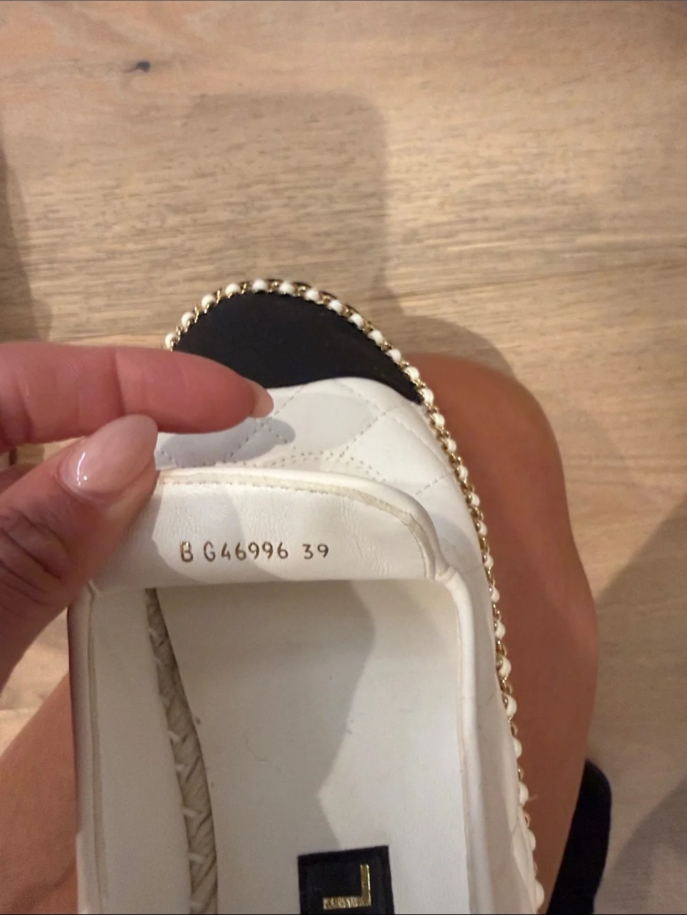 Chanel Women's White & Black Quilted Espadrille Flats size 39 never worn